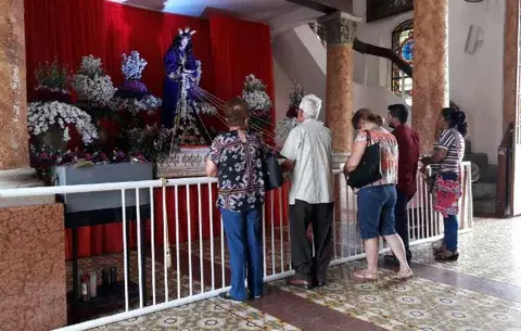 Feligreses se preparan para celebrar la festividad en honor a Jesús Nazareno