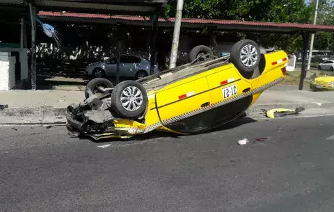 Se volcó al chocar con otro taxi en Arco Iris