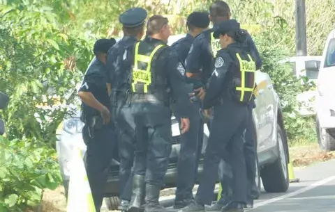 Roban con arma de fuego mil dólares en abarrotería de Los Santos 