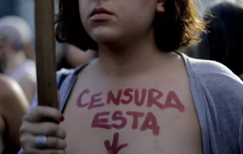 Mujeres argentinas descubren sus senos contra el machismo 
