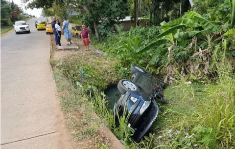 Tremendo susto pasa conductor al caer vehículo en la quebrada