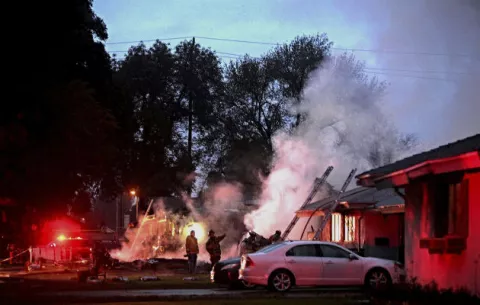 Tres muertos y dos heridos al estrellarse avioneta en en una casa en California