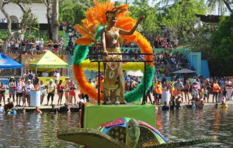 Tradicional desfile de balsas no fue lo que se esperaba