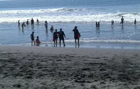 Rescatan a dos bañistas que burlaron bandera roja en playa La Barqueta