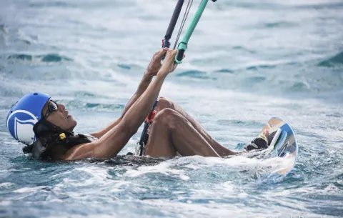 Barack Obama vuelve a surfear