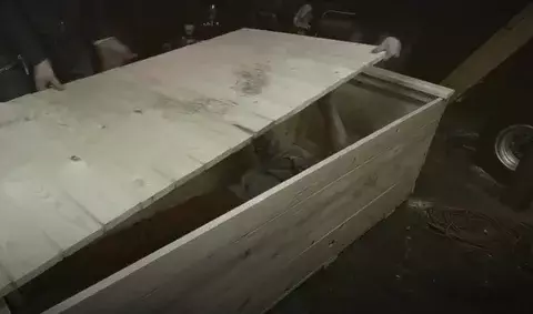Bloguero ruso sale a la superficie tras pasar 24 horas bajo tierra en ataúd