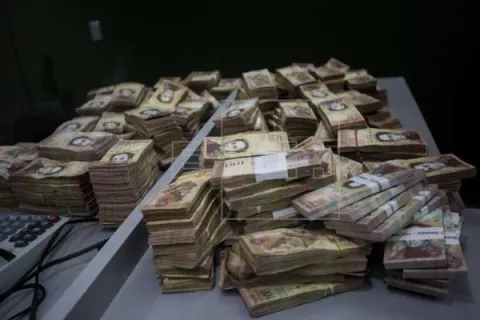 Billete de 100 bolívares ya puede dejar de circular, afirma viceministro