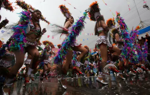Bolivia exhibe su mejor folclore en el Carnaval de Oruro