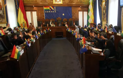 En Bolivia, aprueban ley para incrementar las plantaciones de coca legales 