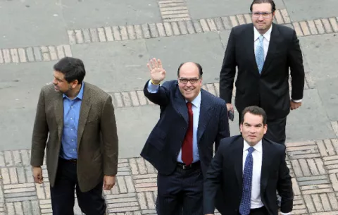 Jefe del Parlamento venezolano dice que la democracia en su país "está muriendo"