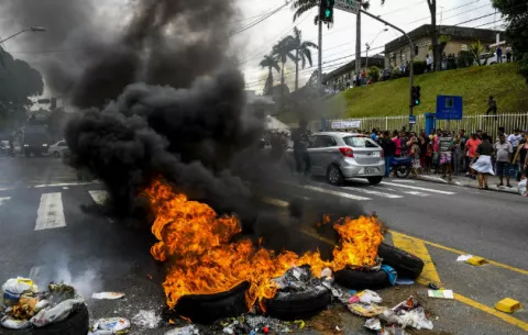 Manifestantes se enfrentan en ciudades brasileñas con policías en huelga 