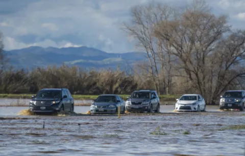 Vislumbran nuevas evacuaciones por tormentas en California 