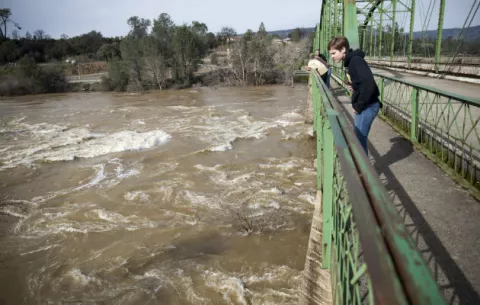 Baja el nivel de agua en la presa Oroville en California 