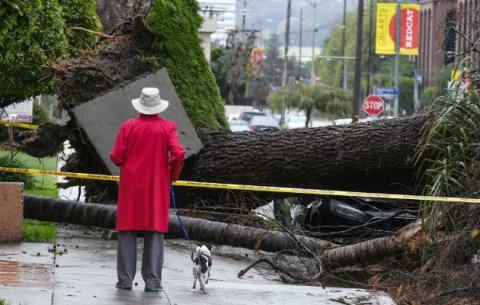 Potente tormenta deja dos muertos en el sur de California 
