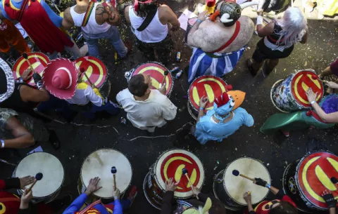 Río de Janeiro se "suelta" en el "carnaval de la crisis"