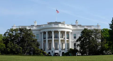La Casa Blanca emite su primer mensaje en español en twitter