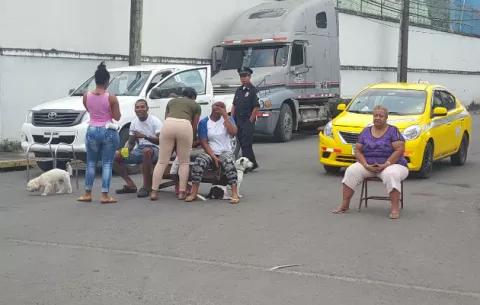 Cierran vía en Colón porque no quieren vivir en apartamento