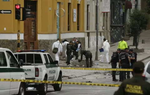 Muere un policía y 30 personas resultan heridas tras atentado en Bogotá