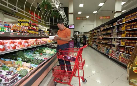 Costo de alimentos acapara más de la mitad del salario
