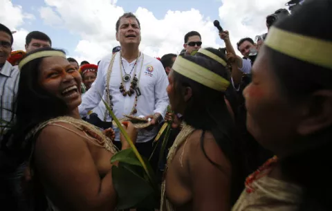 Correa deja oír su mensaje político pese a no estar oficialmente en campaña
