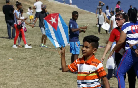 Niños cubanos piden fin de embargo de EE.UU. con vuelo de cometas en La Habana