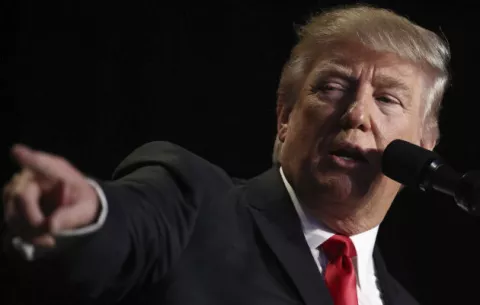Trump defiende ‘duras llamadas’ a dirigentes