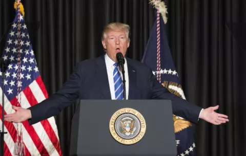 Trump insinúa que la justicia está politizada al defender veto migratorio
