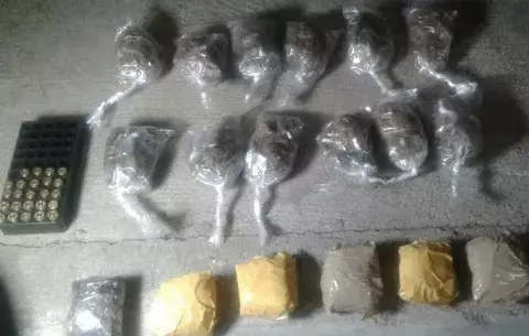 Decomisan droga y municiones sin detonar en lote baldío en Santiago