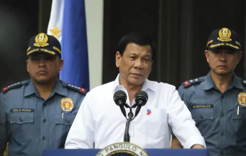 Duterte llama "idiota" al expresidente colombiano Gaviria