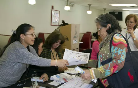 Participación a mitad de la jornada electoral en Ecuador llega al 39.44%