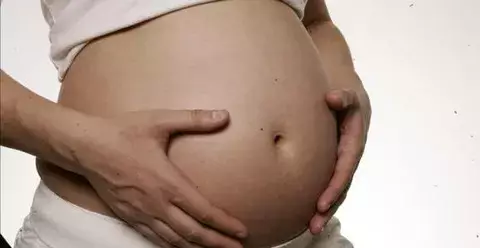 Una mujer tuvo un bebé de un embrión congelado hace 16 años