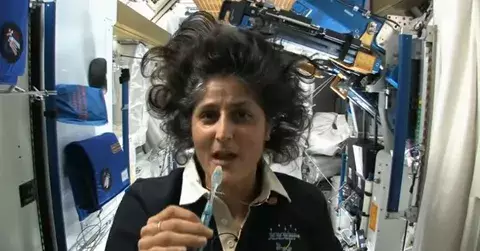 ¿Cómo duermen y cómo se asean?; una astronauta responde
