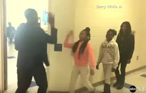 El profesor que tiene un saludo especial para cada uno de sus alumnos