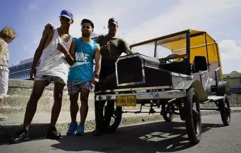 Jóvenes cubanos construyen un Ford que avanza con pedales