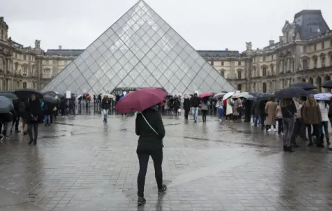 El agresor del Louvre dice que no actuó a las órdenes del Estado Islámico