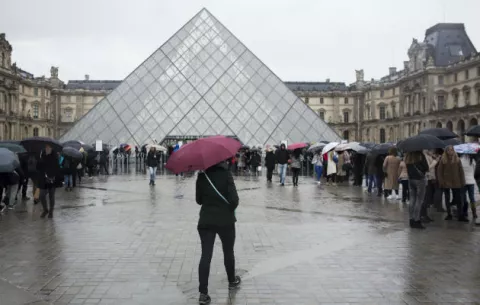 El agresor del Louvre está bajo arresto tras mejorar su estado de salud