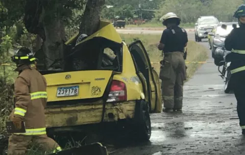 Joven fallece al estrellar auto con árbol en Gariché