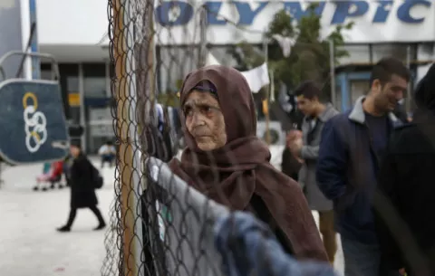 Grecia: Convierten mantas en abrigos para refugiados 