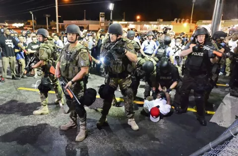 EE.UU. sopesa usar Guardia Nacional en redadas de inmigrantes 