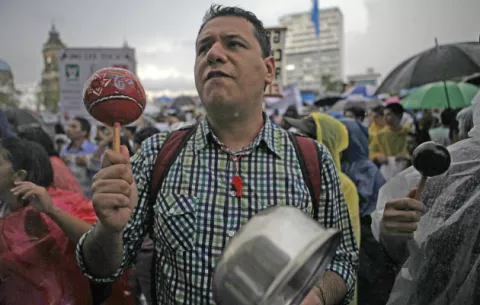 Bloquean carreteras para exigir reconocimiento de la Justicia maya