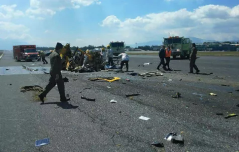 Restituyen operaciones en aeropuerto de Guatemala tras caída de helicóptero