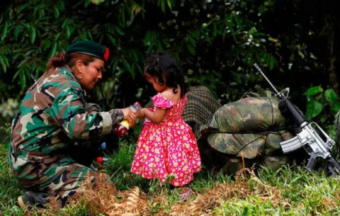 Guerrilleras de las FARC cambian el fusil por los pañales 