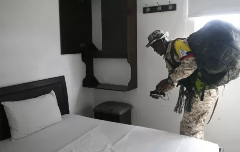 Guerrilleros pasan de la humedad de la selva  a la comodidad del hotel