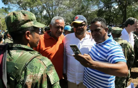 Gobierno y las Farc proclaman el fin de 52 años de conflicto y llegada de la paz