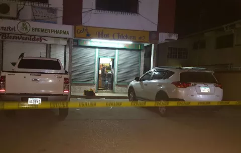 Sorprenden a sujetos robando en restaurante y uno tenía pistola de juguete