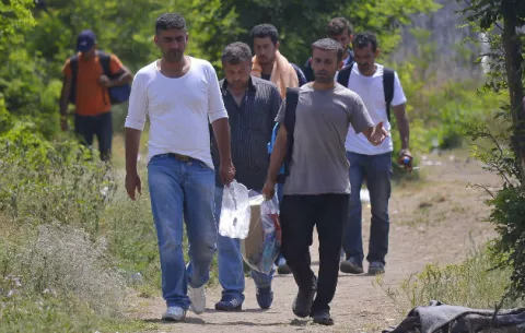 El Parlamento húngaro inicia el trámite de la ley para internar a refugiados