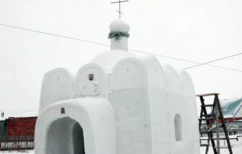 Hombre construye iglesia de nieve en una aldea en Siberia 