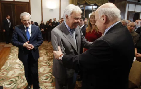 Insulza le dice a Morales que si logra reelección gobernará más que Pinochet