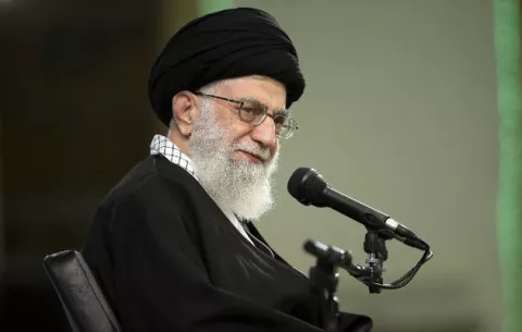 Máximo líder religioso de Irán se burla del "novato" Trump 