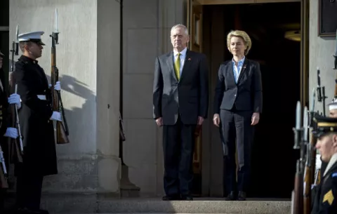 El jefe del Pentágono se convierte en la cara diplomática de Trump